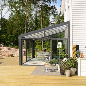 Underhållsfri aluminiumstomme för uterum i stilren design.