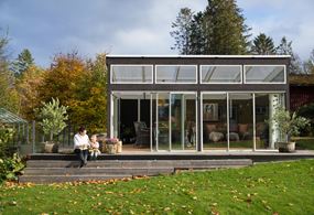 Fristående uterum 25m² Ett fristående uterum ger många möjligheter, som ett lusthus mitt i trädgården eller som ett relaxrum vid poolen eller bryggan.