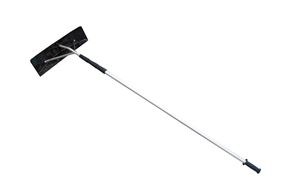 Detta är en praktisk snöraka i hårdplast med teleskopskaft i aluminium som kan dras ut och bli 493 cm lång.