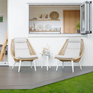 Miljöbild som visar två stycken Sunflower relaxfåtöljer tillsammans med ett litet bord