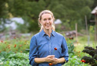 Annelie Engkvist i sitt trädgårdsland