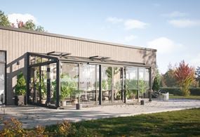 Snyggt orangeri mot husvägg i matt svart 20,2 m2