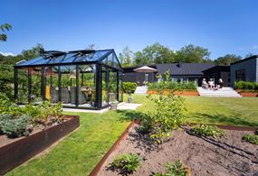 Med Green Room Season har du möjlighet att skapa ditt eget prunkande orangeri och få en extra lång odlingssäsong. Håller för vindar upp till orkan!