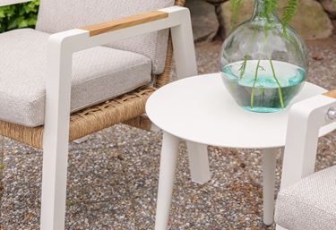 Miljöbild på Yarrow sidobord i färgen offwhite