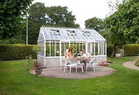 Miljöbild: Green Room Elegant i vitt, monterad på putsad mur, med uterum framför.