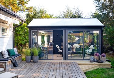 Fristående uterum i svart i modern och stilren design.