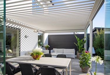 Pergola med lamelltak från Willab Garden