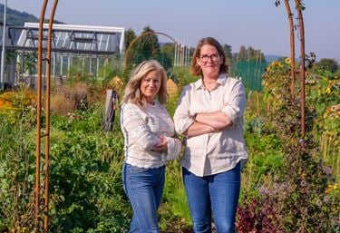 Poddprofilerna Hanna & Rebecca i köksträdgården