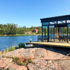 Det fristående uterummet är på sätt och vis enklare att bygga än ett vägganslutet, då du slipper att tänka på husets fönsterplaceringar och dörröppningar.