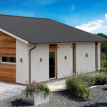 Miljöbild på mörkgrå plåttak, monterat på villa