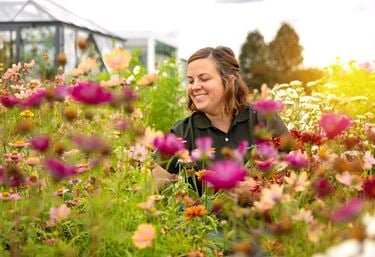 Emelie mitt i blomsterodlingen
