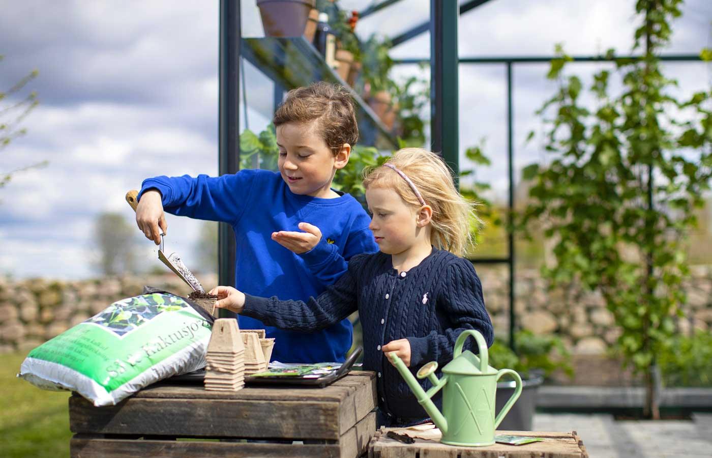 Vaxthus Barn Planterar Odlar Vattenkanna