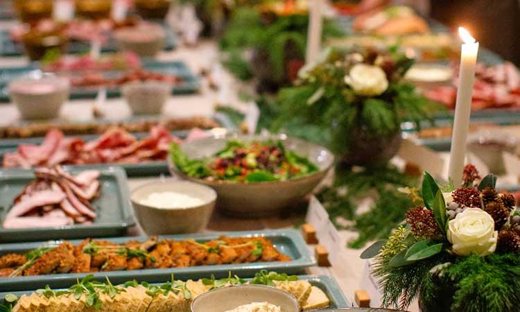 Uppdukat julbord på Gardeners