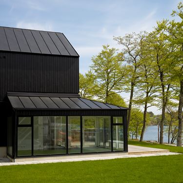 Svart plåttak bandtäckt stil Willab Garden Lindab SRP