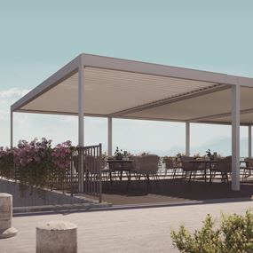 Pergola med skuggande lamelltak vid servering vid havet