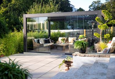 Pergola med skjutdörrar i glas från Willab Garden