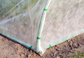 Fästklämmor till odlingstunnel