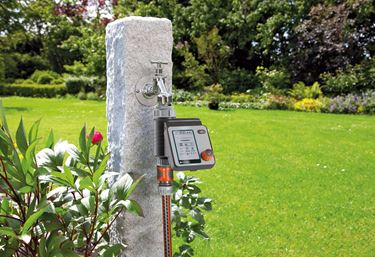Automatisk bevattningskontroll från GARDENA, hjälper dig med bevattningen i din trädgård.