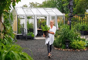 Lindah gåendes framför sitt Mur Maxi 4