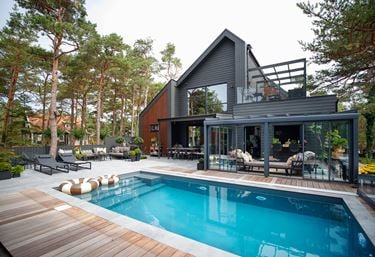 Uterum i aluminium vid en pool.