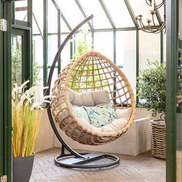 Sage hängande korgstol, miljöbild, Utemöbler från Garden Living