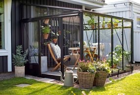 Mural 3, svart växthus mot vägg