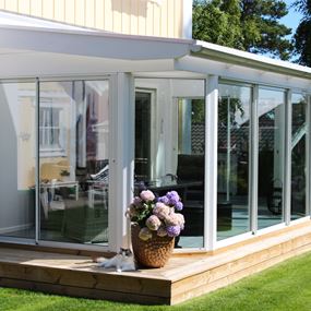 Attefallsuterum Pulpet väggmonterat, 13 m². Brutet hörn. Säsong: Vår-Höst Plus, partier: WG 62eco, 32 mm isolertak.