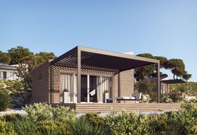 Pergola med tak av lameller på altan